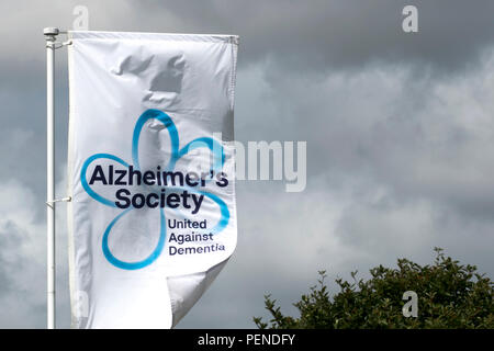 Drapeau et pôle de la Société Alzheimer; United Against Dementia support et recherche organisme de bienfaisance marque et logo de collecte de fonds, Southport UK Banque D'Images