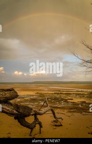 Arc-en-ciel sur la mer dans l'île de Fraser en Australie Banque D'Images