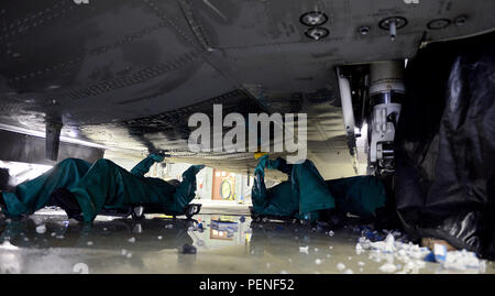 Le capitaine Rachel Weiler, gauche, 86e Escadron de maintenance des aéronefs de l'entretien, le Commandant aviateur Senior et Kyle Warnock, 86e chef d'équipe MXS nettoyer le point faible d'un C-130J Super Hercules lors d'une inspection isochrones (ISO) laver le 4 janvier 2016, à la base aérienne de Ramstein, en Allemagne. Une norme ISO est un service d'inspection, un examen approfondi d'un aéronef pour maintenir sa fonctionnalité et effectuer la maintenance préventive. Cet examen est la 14 ème et dernière inspection ISO C-2, qui est le plus en profondeur d'inspection ISO, pour la 86e Escadre de transport aérien jusqu'en 2020. L'inspection dure environ deux semaines. Banque D'Images