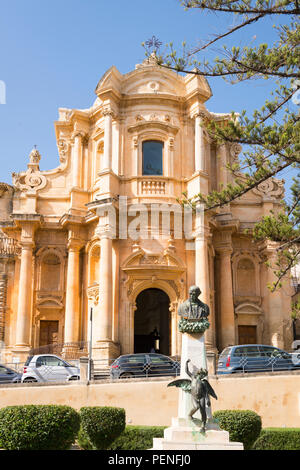 Italie Sicile Noto Antica ancienne Netum Mont Alveria reconstruite après 1693 Église tremblement de Chiesa di San Domenico statue bust Matteo politicien Raeli Banque D'Images