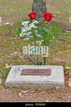 Le sergent de l'armée américaine. Paul Hemingway's memorial marqueur à la Memorial Gander Tree Park, lors d'une cérémonie à Fort Campbell, Kentucky. le 12 décembre 2015. Hemingway a été l'un des soldats qui est décédé dans l'accident d'avion Gander. La cérémonie a récompensé les 248, 3e Bataillon, 502e Régiment d'infanterie, les soldats qui ont perdu la vie dans un tragique accident d'avion à Gander, Terre-Neuve, Canada le 12 décembre 1985. Les soldats étaient de retour d'une mission de maintien de la paix de six mois dans la péninsule du Sinaï. La cérémonie a marqué le 30e anniversaire de cette tragédie. Les arbres d'érable à sucre ont été plantés dans le parc 25 y Banque D'Images