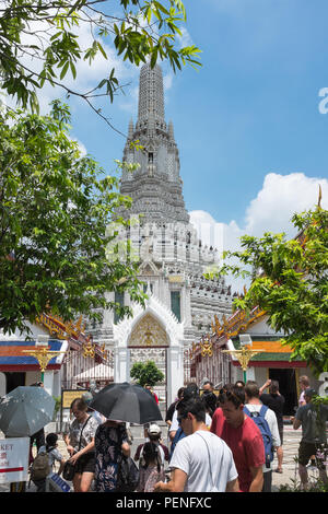 Visiteurs à Wat Arun ou le Temple de l'aube sur la rive de la rivière Chao Phraya à Bangkok, Thaïlande Banque D'Images