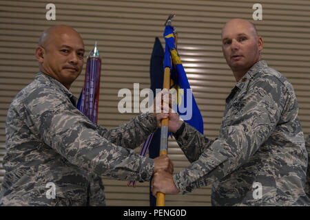 Le colonel Rene Leon, 1er Groupe de maintenance des opérations spéciales, commandant et le major Jonathan E. Izworski, 1e Escadron de maintenance des opérations spéciales, commandant de la 1ère montée nouvellement activé SOMXS guidon, 10 août 2015 à Hurlburt Field, en Floride, au cours de la cérémonie, le 1er Escadron de maintenance des composants d'opérations spéciales et opérations spéciales le 1er Escadron de maintenance d'équipement le et 1er nouvellement activé. SOMXS (U.S. Air Force photo par un membre de la 1re classe Ryan Conroy/libérés) Banque D'Images