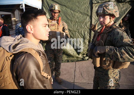 Près de 100 Marines et marins avec un outillage spécial air-sol marin crise Response-Africa Groupe de travail a établi un centre de contrôle d'évacuation pour un exercice de la base aéronavale de Sigonella, en Italie. L'exercice a préparé l'unité d'intervention de crise pour une aide militaire de la mission de départ. Terminal des passagers de l'hôte utilisé un vrai lorsqu'il y a 19 mois ECC SPMAGTF-CR-AF, aidé à l'évacuation de personnel américain de l'ambassade américaine à Tripoli, Libye. Les citoyens américains et le personnel de l'ambassade se sont rendus en convoi à la masse, la Tunisie voisins avant d'être envoyé par avion à NAS Sigonella, où ils ont été procé Banque D'Images