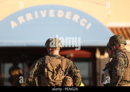 Près de 100 Marines et marins avec un outillage spécial air-sol marin crise Response-Africa Groupe de travail a établi un centre de contrôle d'évacuation pour un exercice de la base aéronavale de Sigonella, en Italie. L'exercice a préparé l'unité d'intervention de crise pour une aide militaire de la mission de départ. Terminal des passagers de l'hôte utilisé un vrai lorsqu'il y a 19 mois ECC SPMAGTF-CR-AF, aidé à l'évacuation de personnel américain de l'ambassade américaine à Tripoli, Libye. Les citoyens américains et le personnel de l'ambassade se sont rendus en convoi à la masse, la Tunisie voisins avant d'être envoyé par avion à NAS Sigonella, où ils ont été procé Banque D'Images