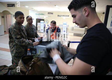 Près de 100 Marines et marins avec un outillage spécial air-sol marin crise Response-Africa Groupe de travail a établi un centre de contrôle d'évacuation pour un exercice de la base aéronavale de Sigonella, en Italie. L'exercice a préparé l'unité d'intervention de crise pour une aide militaire de la mission de départ. Terminal des passagers de l'hôte utilisé un vrai lorsqu'il y a 19 mois ECC SPMAGTF-CR-AF, aidé à l'évacuation de personnel américain de l'ambassade américaine à Tripoli, Libye. Les citoyens américains et le personnel de l'ambassade se sont rendus en convoi à la masse, la Tunisie voisins avant d'être envoyé par avion à NAS Sigonella, où ils ont été procé Banque D'Images