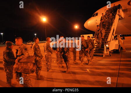 Garde affecté à la 270e Compagnie de Police militaire, en Californie, la Garde nationale et la 38e Compagnie de Police militaire, la Garde nationale de l'Indiana, de l'aéronef à l'SILAS L. Copeland l'arrivée et le départ du Groupe de contrôle de l'air ici d'aviation le 15 décembre 2015, après 9 mois de déploiement sur la base navale de Guantanamo, Cuba. Banque D'Images