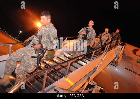 Garde affecté à la 270e Compagnie de Police militaire, en Californie, la Garde nationale et la 38e Compagnie de Police militaire, la Garde nationale de l'Indiana, de l'aéronef à l'SILAS L. Copeland l'arrivée et le départ du Groupe de contrôle de l'air ici d'aviation le 15 décembre 2015, après 9 mois de déploiement sur la base navale de Guantanamo, Cuba. Banque D'Images