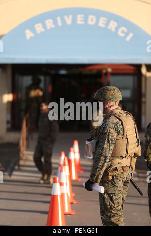 Près de 100 Marines et marins avec un outillage spécial air-sol marin crise Response-Africa Groupe de travail a établi un centre de contrôle d'évacuation pour un exercice de la base aéronavale de Sigonella, en Italie. L'exercice a préparé l'unité d'intervention de crise pour une aide militaire de la mission de départ. Terminal des passagers de l'hôte utilisé un vrai lorsqu'il y a 19 mois ECC SPMAGTF-CR-AF, aidé à l'évacuation de personnel américain de l'ambassade américaine à Tripoli, Libye. Les citoyens américains et le personnel de l'ambassade se sont rendus en convoi à la masse, la Tunisie voisins avant d'être envoyé par avion à NAS Sigonella, où ils ont été procé Banque D'Images