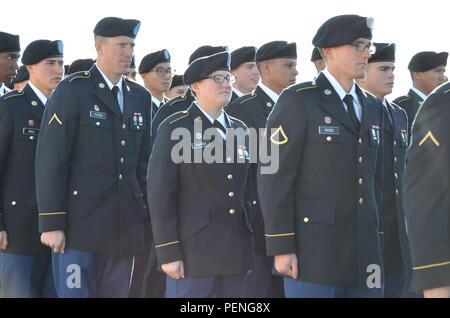 Pvt. Rolanda Harris, SOCIÉTÉ D, 31e bataillon du génie, est en formation en tant que son unité se prépare pour la fête de la famille. Harris est l'une des deux premières femmes de la réserve de l'Armée 12b set d'obtenir leur diplôme le 15 janvier à partir de Fort Leonard Wood, après quoi elle rentrera à son siège de l'unité et de l'Administration centrale, de l'entreprise 478ème bataillon du génie, de Fort Thomas, Kentucky. 12B est l'identificateur de spécialités professionnelles militaires du génie de combat, un domaine qui jusqu'en 2015 n'était pas ouverte aux femmes. Les ingénieurs de combat effectuer les tâches de construction et de démolition au combat ou pendant le combat. (Photo de l'Armée/Dawn Arde Banque D'Images