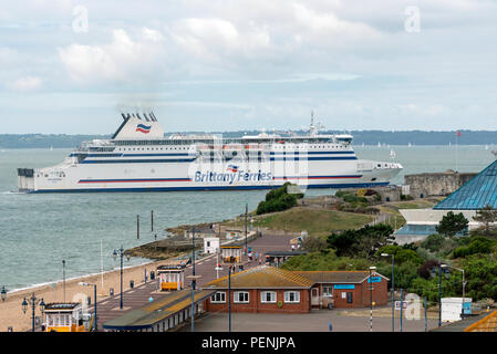 Portsmouth, England, UK 2018. Le Cap Finisterre un ro ro ferry passant le château de Southsea et dans le port de Portsmouth. Banque D'Images