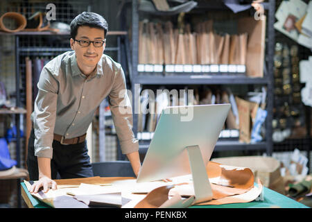 Young man using computer in studio Banque D'Images