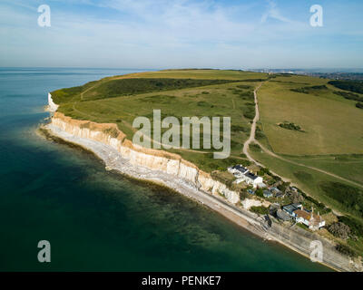 Image de drone Cuckmere Haven Cottages garde-côtes avec tête de Seaford. Sussex, Angleterre Banque D'Images