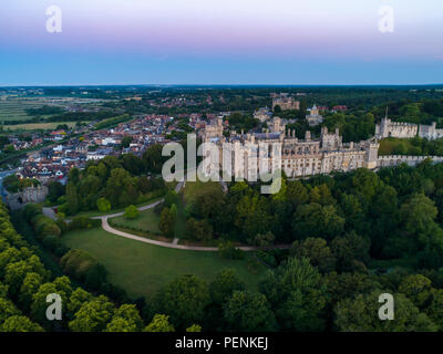 Photo aérienne du château d'Arundel et ville au crépuscule avant l'aube. Tourné en été 2018 Banque D'Images