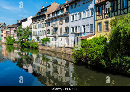 Maisons à colombages dans le mauvais canal le long du quai de la Petite France, Strasbourg, Alsace, Bas-Rhin, France Banque D'Images