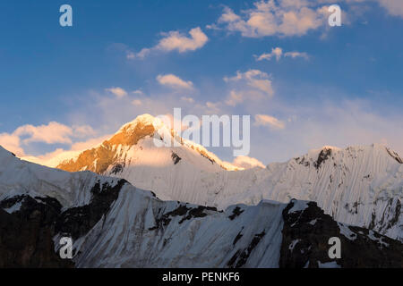 Khan Tengri Glacier vue au coucher du soleil depuis le camp de base, de montagnes de Tian Shan Central, frontière du Kirghizistan et de la Chine, le Kirghizistan Banque D'Images