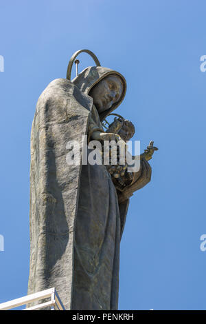 Statue en bronze de Notre Dame de la Bekaa, une Vierge Marie Sculpture sur une tour dominant Zahlé, Liban Banque D'Images