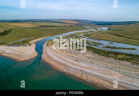 Plus de photos de drone Cuckmere Plage avec sept Sœurs Country Park dans l'arrière-plan Banque D'Images