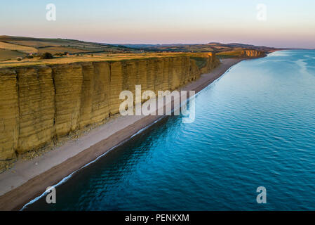 Drone image de sex de la plage et des falaises dans la baie Ouest Dorset pendant le crépuscule. Banque D'Images