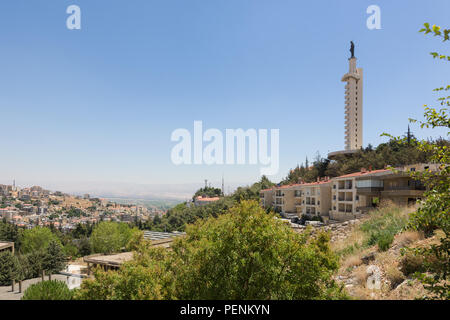 Panorama de la vallée de la Bekaa au Liban, avec Notre Dame de l'église de la Bekaa et statue sur la ville de Zahlé. Banque D'Images