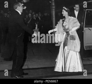 La princesse Elizabeth sourire alors qu'elle salue l'Ambassadeur des Pays-Bas à Londres, M. Michel van Verduynen, lorsqu'elle est arrivée à Claridge's, Brook Street, Mayfair, pour assister à un dîner donné par la reine Juliana et le Prince Barnhard des Pays-Bas. Banque D'Images