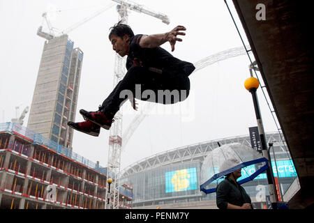 Les personnes qui font l'extérieur Parkour Stade de Wembley à Londres, en avance sur le rendez-vous de rassemblement Parkour Internationale XIII 2018 à Wembley Park week-end les 18 et 19 août. Banque D'Images