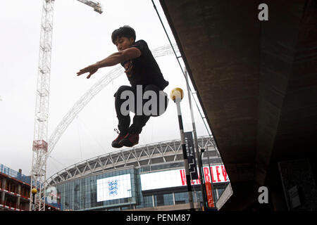 Les personnes qui font l'extérieur Parkour Stade de Wembley à Londres, en avance sur le rendez-vous de rassemblement Parkour Internationale XIII 2018 à Wembley Park week-end les 18 et 19 août. Banque D'Images