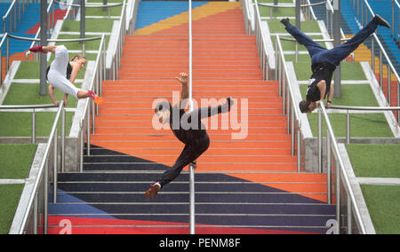 Les personnes qui font l'extérieur Parkour Stade de Wembley à Londres, en avance sur le rendez-vous de rassemblement Parkour Internationale XIII 2018 à Wembley Park week-end les 18 et 19 août. Banque D'Images