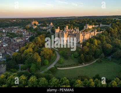 Drone image d'Arundel Castle dans la lumière dorée d'une aube d'été Banque D'Images