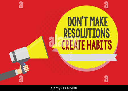 Main conceptuel écrit, indiquant ne pas prendre des résolutions créer des habitudes. Texte photo d'affaires de routine pour tous les jours pour atteindre des objectifs Man holding megaph Banque D'Images