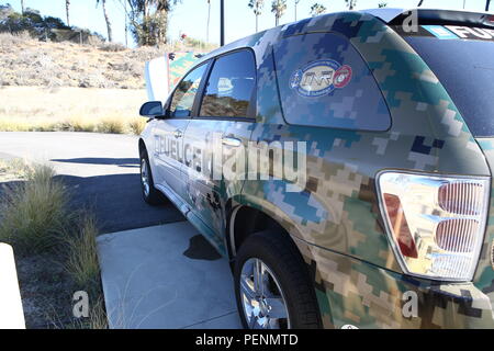 Un véhicule à pile à combustible hydrogène est sur l'affichage pour la visite de Mme Christine Harada, chef de l'agent de développement durable fédérale, à bord de Camp Pendleton, en Californie, le 29 décembre 2015. Le but de la visite était de fournir la nouvelle Maison Blanche chef fédéral du développement durable et de l'arrière-plan de l'information concernant les installations du Marine Corps Base Camp Pendleton Corps West-Marine véhicule électrique de l'approvisionnement, l'énergie renouvelable, et comment la durabilité de l'eau programmes appuient les États-Unis Marine Corps et l'état de préparation de la mission. (U.S. Marine Corps Photo prise par le sergent d'artillerie. Evan P. Ahlin/libérés) Banque D'Images