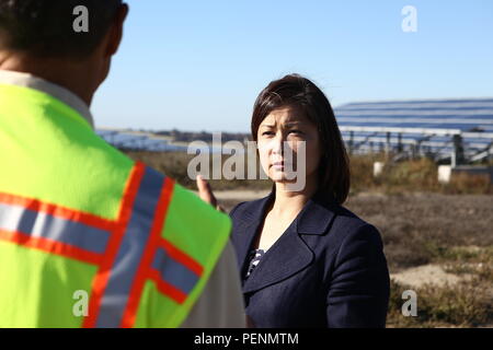 Mme Christine Harada, chef de l'agent de développement durable fédérale, reçoit un mémoire de M. Charles Howell, sur l'énergie renouvelable à l'aide de Camp Pendleton Marine Corps Système solaire photovoltaïque à Box Canyon, à bord de Camp Pendleton, en Californie, le 29 décembre 2015. Le but de la visite était de fournir la nouvelle Maison Blanche chef fédéral du développement durable et de l'arrière-plan de l'information concernant les installations du Marine Corps Base Camp Pendleton Corps West-Marine véhicule électrique de l'approvisionnement, l'énergie renouvelable, et comment la durabilité de l'eau programmes appuient les États-Unis Marine Corps et l'état de préparation de la mission. Banque D'Images