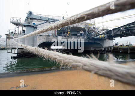 151230-N-BL607-043 VIRGINIA BEACH, en Virginie (déc. 30, 2015) - transport maritime militaire expéditionnaire commande navire de transport rapide USNS Lance se prépare à quitter la poire à base expéditionnaire conjoint peu Creek-Fort Histoire. Lance est prévue pour le déploiement de la sixième flotte américaine zone d'opérations à l'appui de la coopération internationale Programme de renforcement des capacités et la station du Partenariat pour l'Afrique. exercices associés (U.S. Photo par marine Spécialiste de la communication de masse 2e classe William Jenkins/libérés) Banque D'Images