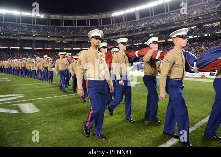 Environ 250 Marines mettez le grand drapeau sur le domaine de Qualcomm Stadium à San Diego, Californie, au cours de l'avant-match de la 38e Fête annuelle Ball 30 Décembre, 2015. Le drapeau, pesant 850 livres, s'étend sur tout le domaine et exige un minimum de 250 personnes pour le soutenir tout en déployé. Les marines sont avec I Marine Expeditionary Force au Marine Corps Base Camp Pendleton et Marine Corps Air Station Miramar. L'Université du Wisconsin Badgers émergé victorieux sur l'Université de Californie du sud de Troie avec un score final de 23-21. (U.S. Marine Corps photo par Lance Cpl. Timothy Banque D'Images