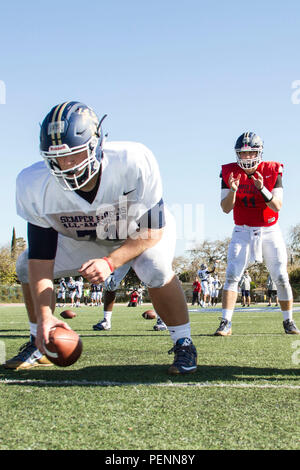 Deux joueurs de lycée effectuent des exercices de position pendant la pratique du Semper Fidelis All-American Bowl au Fullerton College. Soutenu par des instructeurs et des dirigeants de Marine corps, le programme met l'accent sur l'honneur, le courage, l'engagement et les compétences athlétiques. Un étudiant joue au centre offensif de Walter M. Williams High School en Caroline du Nord, et un autre est un quarterback de Veterans High School en Géorgie. Les participants acquièrent du travail d'équipe, de la discipline, des compétences techniques en football et de l'expérience en leadership. Banque D'Images