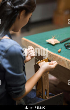 Les jeunes travaillant en studio artisane du cuir Banque D'Images