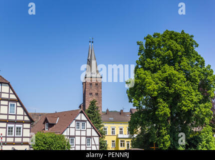 Kiliani église et maisons à colombages à Hoxter, Allemagne Banque D'Images