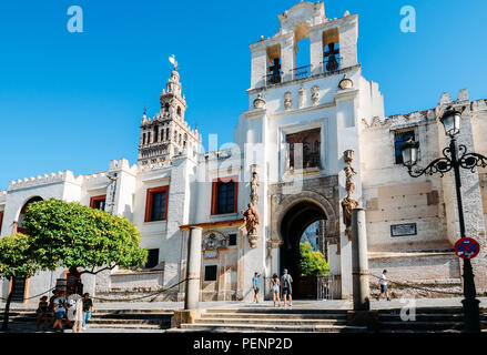 Séville, Espagne - Juillet 14th, 2018 : grand angle de visualisation de Portal el Perdon ou la porte du pardon de la Cathédrale de Séville Banque D'Images