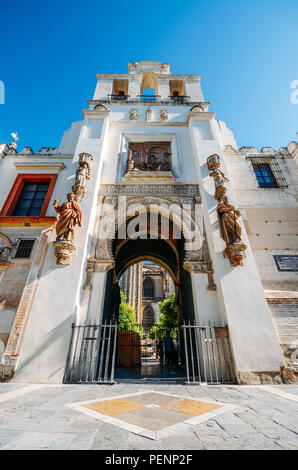 Séville, Espagne - Juillet 14th, 2018 : grand angle de visualisation de Portal el Perdon ou la porte du pardon de la Cathédrale de Séville Banque D'Images