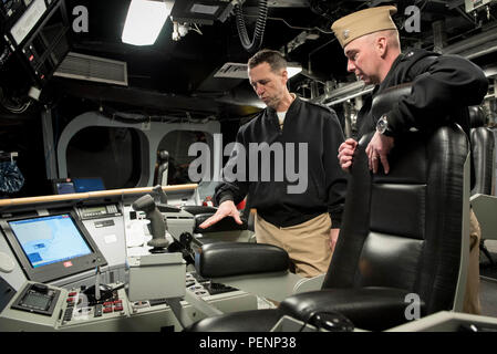 160106-N-AT895-341 Pensacola, Floride (janv. 6, 2016) Le chef des opérations navales (ONC) Adm. John Richardson tours le littoral lutte contre le USS Indépendance (LCS) 2. LCS 2 procède à l'évaluation du fonctionnement et de l'essai de la mission de lutte contre les mines au quai Paquet en Naval Air Station (NAS) Pensacola. Richardson et Master Chief Petty Officer de la Marine (MCPON) Mike Stevens a reçu un aperçu de la Pensacola NAS et a visité des centres de formation aéronautique LCS 2. (U.S. Photo par marine Spécialiste de la communication de masse 1re classe Nathan Laird/libérés) Banque D'Images