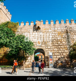 Séville, Espagne - Juillet 14th, 2018 : les touristes à l'entrée fortifiée à l'Alcazar Complex - UNESCO World Heritage Site Banque D'Images