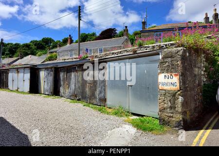 Ancienne serrure de garage avec no parking sign,Mousehole, Cornwall, Royaume-Uni Banque D'Images