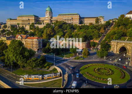 Budapest, Hongrie - Adam Clark rond-point carré d'en haut au lever du soleil avec le Palais Royal et le château de Buda et Tunnel tramway jaune traditionnel Banque D'Images