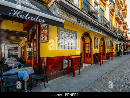 Séville, Espagne - Juillet 14th, 2018 : Façade de couleur traditionnelle bar à tapas dans le centre historique de Séville Banque D'Images