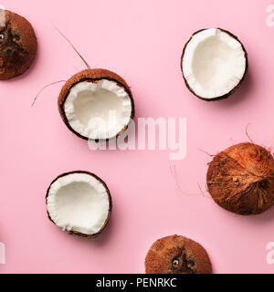 Avec motif sur coco mûre fond rose. Vue d'en haut. Copier l'espace. Les carrés. Pop art design, creative concept d'été. Bannière. La moitié de la noix de coco dans Banque D'Images