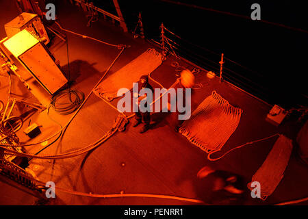 160110-N-XT273-233 La baie de Souda, Grèce (janv. 10, 2016) Maître de Manœuvre Seaman Josephine Ellwood, gauche, se prépare pour l'entretien à bord du navire USS Ross (DDG 71) dans la baie de Souda, Grèce, 10 janvier 2016. Ross, une classe Arleigh Burke destroyer lance-missiles déployés avant, à Rota, Espagne, effectue une patrouille de routine dans le domaine de la flotte des États-Unis 6e des opérations à l'appui des intérêts de sécurité nationale des États-Unis en Europe. (U.S. Photo par marine Spécialiste de la communication de masse 2e classe Justin Stumberg/libérés) Banque D'Images