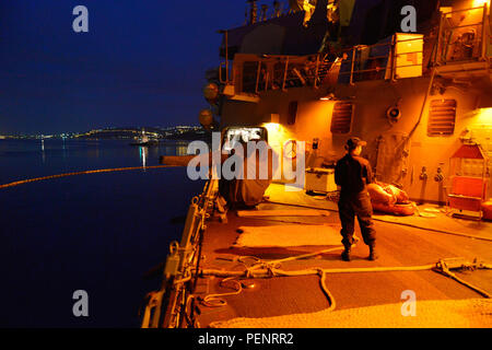 160110-N-XT273-180 La baie de Souda, Grèce (janv. 10, 2016) Maître de Manœuvre Seaman Josephine Ellwood se prépare pour l'entretien à bord du navire USS Ross (DDG 71) dans la baie de Souda, Grèce, 10 janvier 2016. Ross, une classe Arleigh Burke destroyer lance-missiles déployés avant, à Rota, Espagne, effectue une patrouille de routine dans le domaine de la flotte des États-Unis 6e des opérations à l'appui des intérêts de sécurité nationale des États-Unis en Europe. (U.S. Photo par marine Spécialiste de la communication de masse 2e classe Justin Stumberg/libérés) Banque D'Images