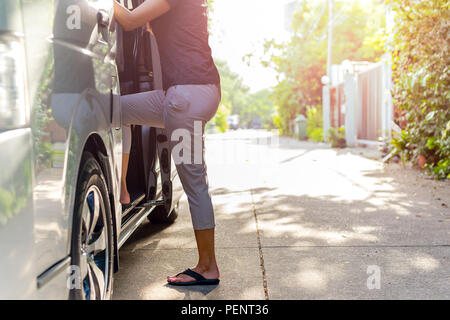 Femme portant des tongs passager de prendre le bus en vacances. Banque D'Images