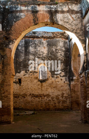 Vue depuis l'intérieur d'un bâtiment sur les détails de la nécropole de murs en ruine Chellah, Rabat, Maroc. Weathered murs avec un portail et fenêtre, bot Banque D'Images