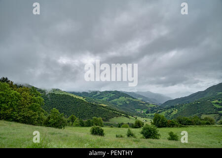 Mogrovejo dans petit village de montagne de Picos de Europa rnage en Cantabrie, Espagne Banque D'Images